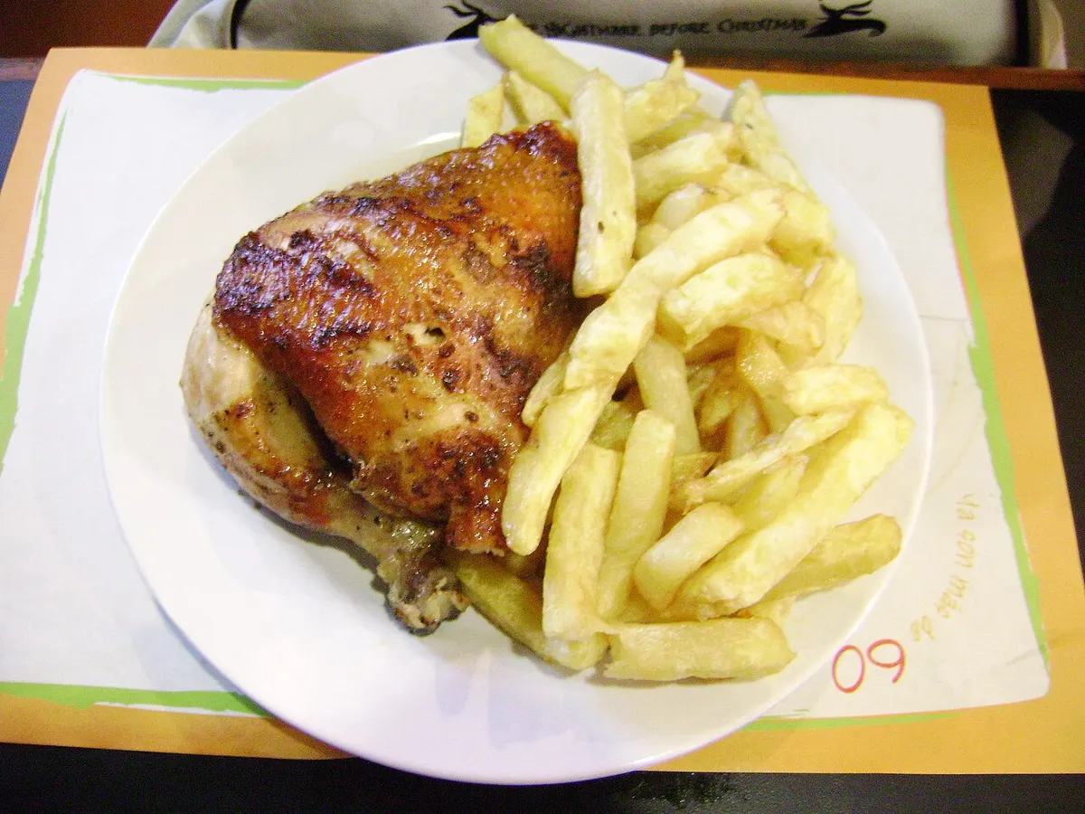 Cuarto de pollo a la brasa con papas fritas