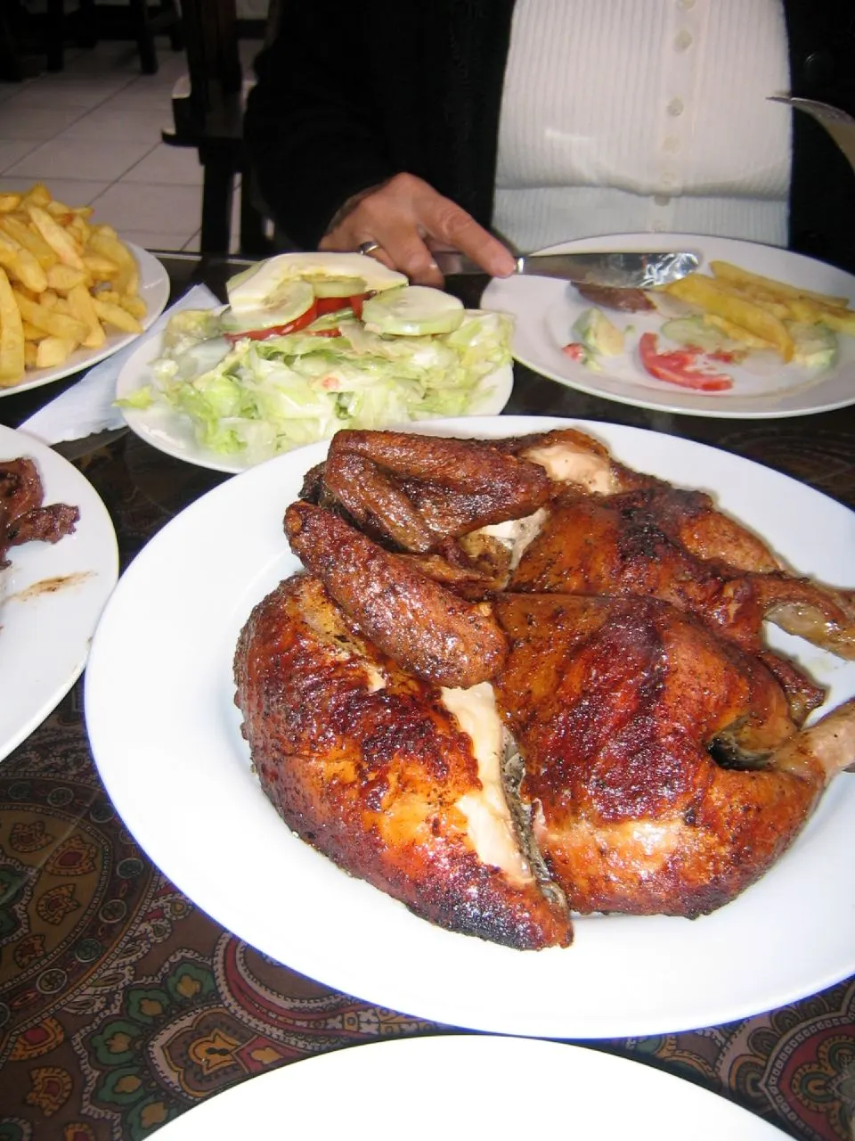 Pollo a la brasa con ensalada y papas para compartir