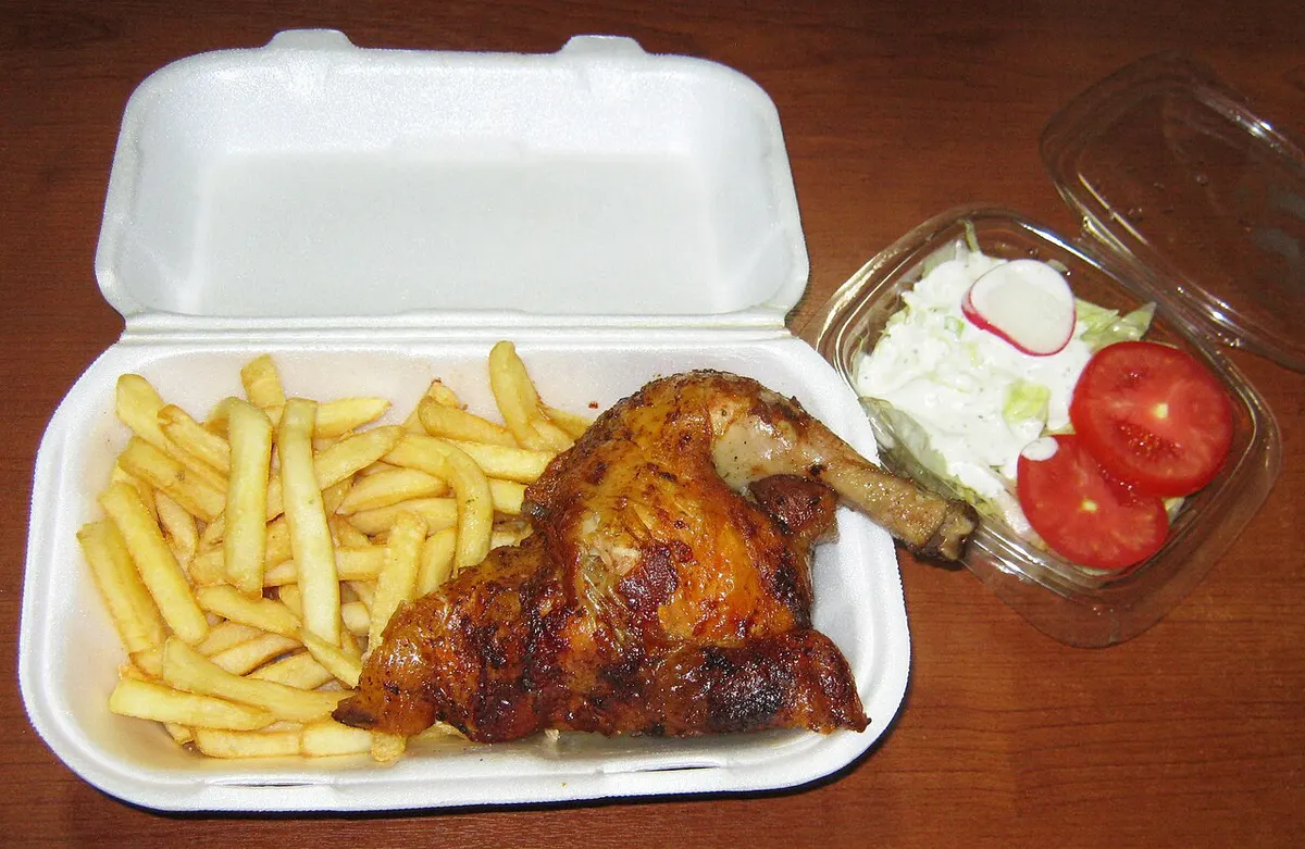 Cuarto de pollo a la brasa para llevar con papas y ensalada