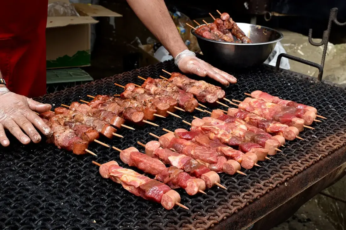 Brochetas a la parrilla sobre el carbón